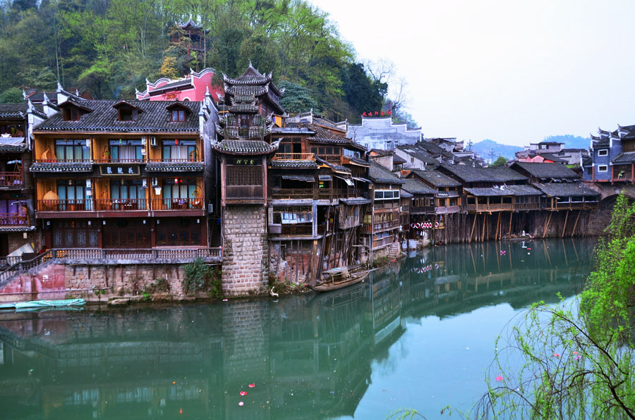  張家界國家森林公園、黃龍洞、鳳凰古城九景三晚四日游